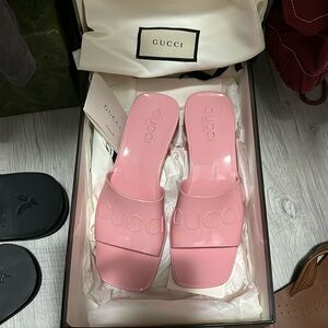 Cute pink gucci sandals in good conditions